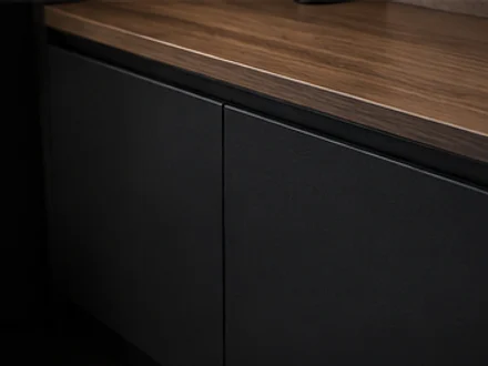 Puertas negras sin jaladeras y cubierta de madera